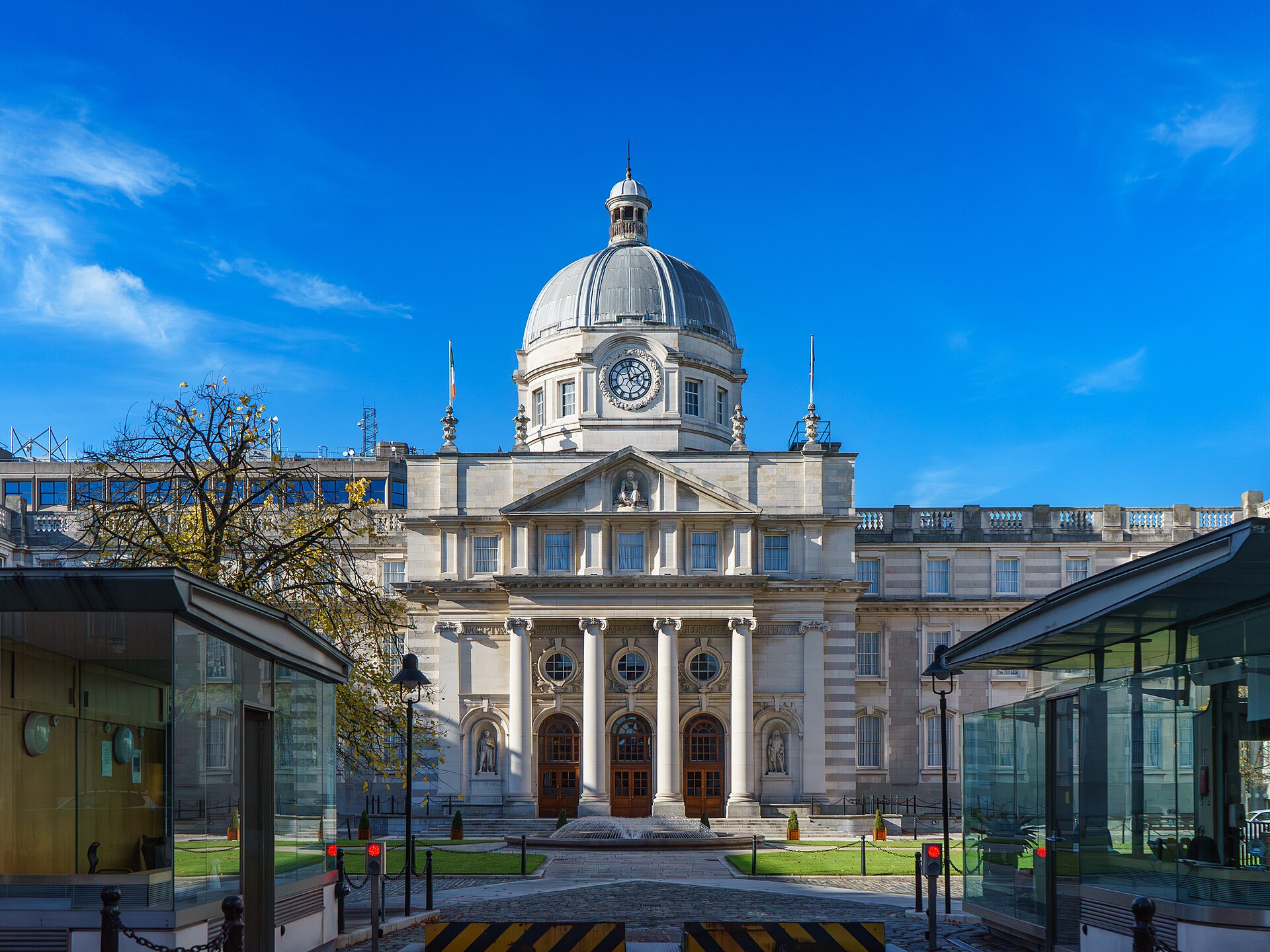 Institutional government buildings reinforcing governance structure