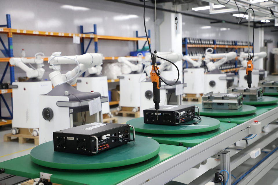 Automated assembly line with component handling stations